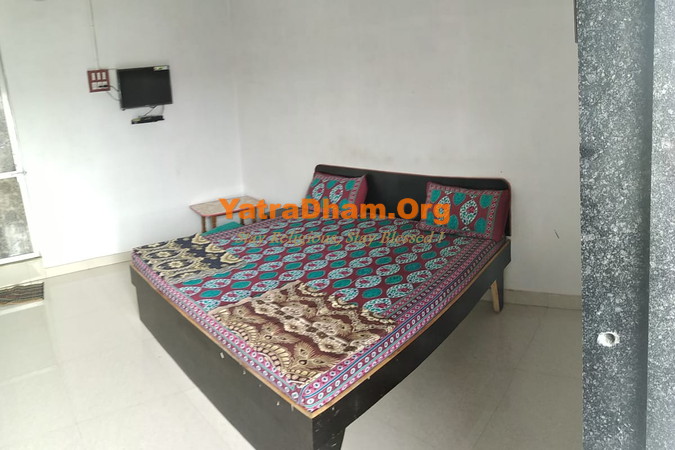 YD Stay 2282 Rajpipala Guest House Room View4
