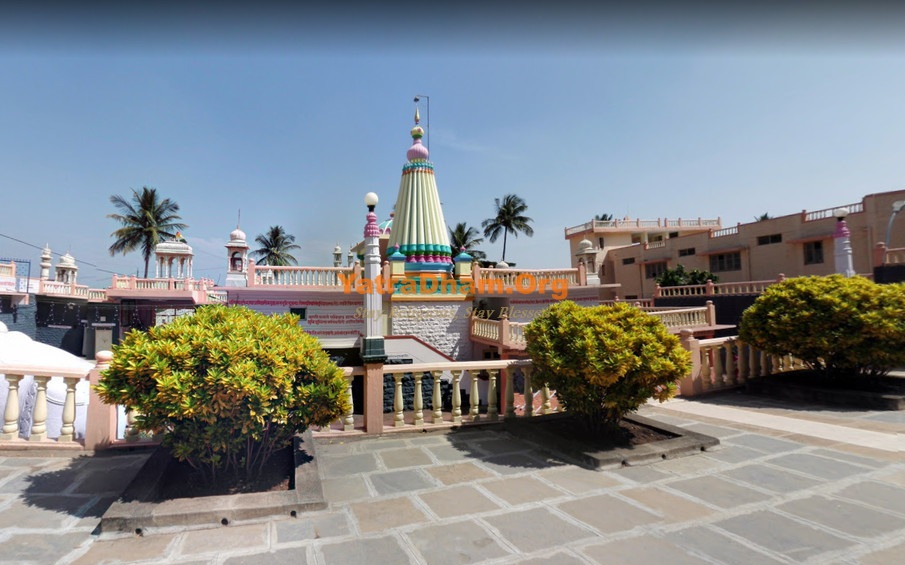 kumbojgiri_jain_temple_open_ground
