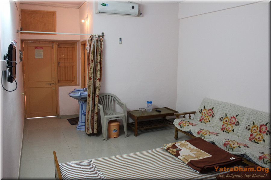 Prajapati_Bhavan_Ambaji_Dharamshala_A/c._Room_View2