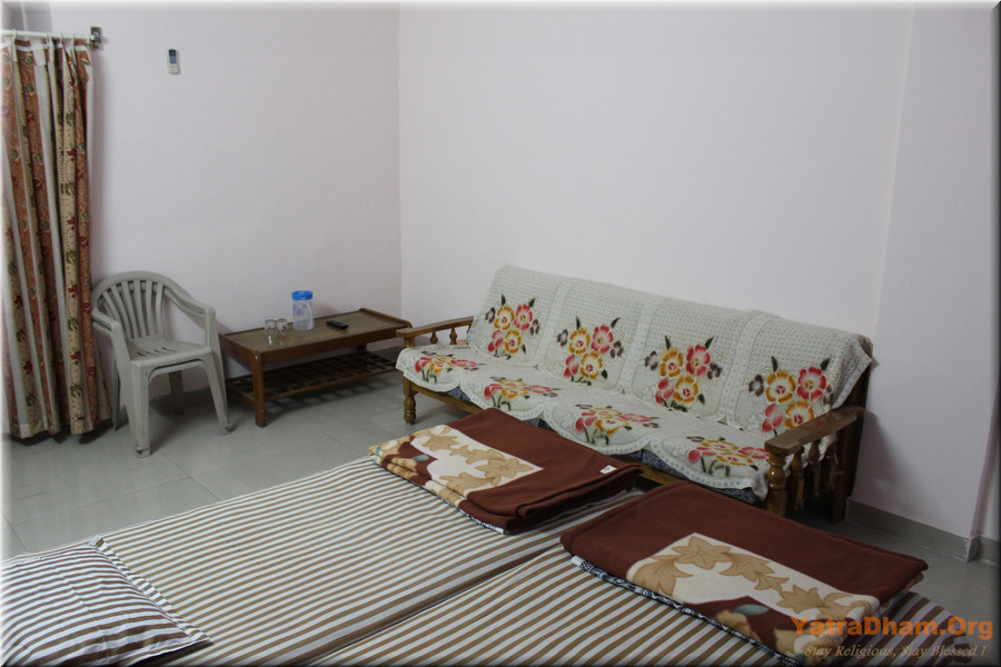 Prajapati_Bhavan_Ambaji_Dharamshala_A/c._Room_View3