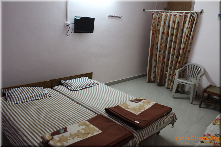 Prajapati_Bhavan_Ambaji_Dharamshala_A/c._Room_View3
