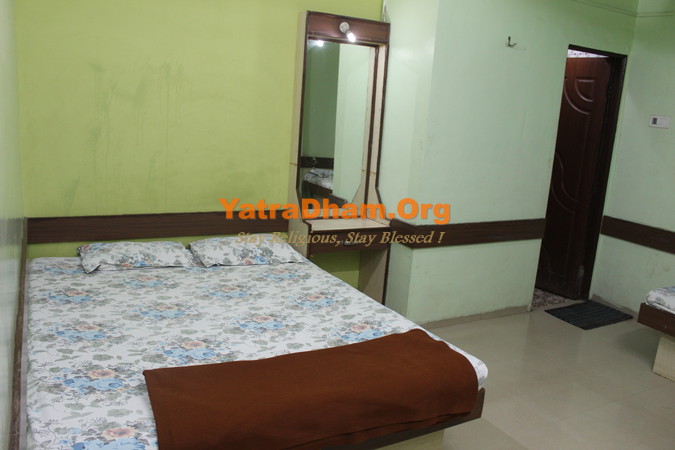 Shirdi Cycle Swamy Ashram Mayuri Building Room View2
