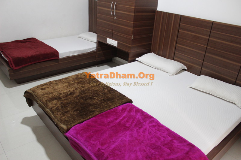 https://m.ydrooms.space/media/catalog/product/s/h/shirdi_new_indore_sai_bhakta_niwas_3_bed_non_ac_room.jpg