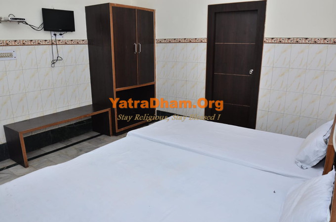 Mathura Agrawal Atithi Bhawan Bharatpur Gate 2 Bed AC Room View3