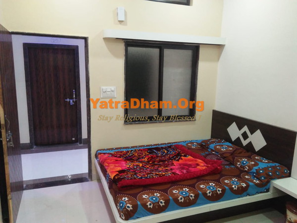 Omkareshwar Kaweri Palace Yatri Nivas Room View3