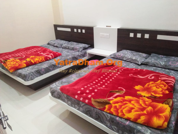 Omkareshwar Kaweri Palace Yatri Nivas Room View1